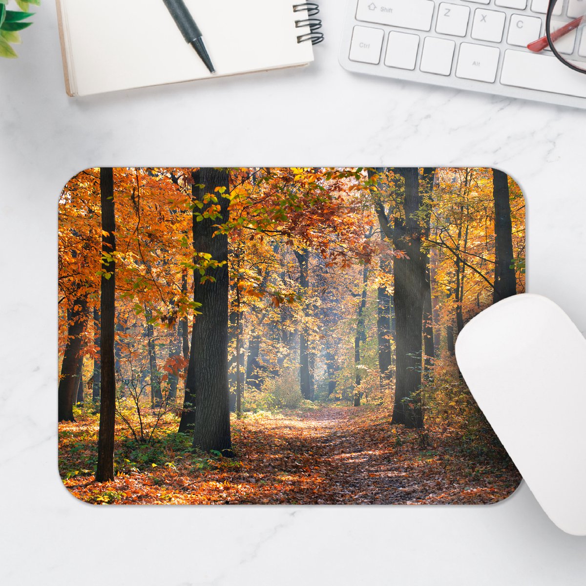 Muismat - Bos met Oranje Blaadjes in de Herfst - 25x18 cm - 2 mm Dik - Muismat van Vinyl