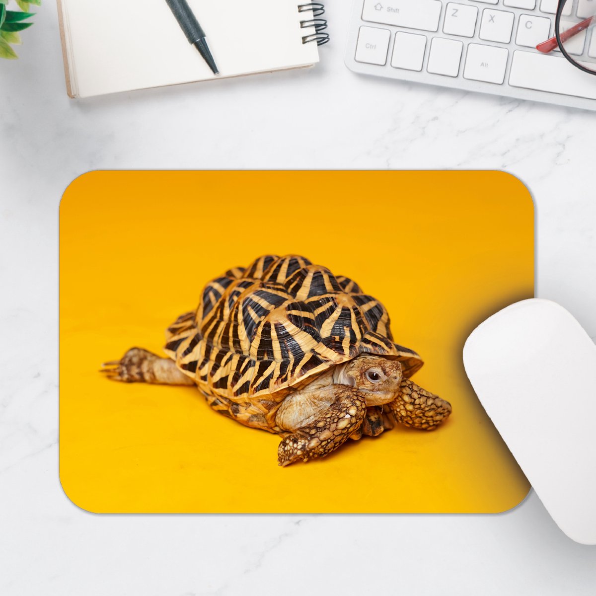 Muismat - Kleine Schildpad op Gele Achtergrond - 25x18 cm - 2 mm Dik - Muismat van Vinyl