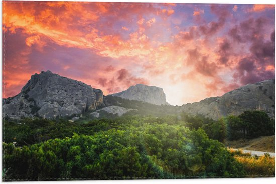 Vlag - Zon Verdwijnend achter Rotsen in Landschap - 60x40 cm Foto op Polyester Vlag