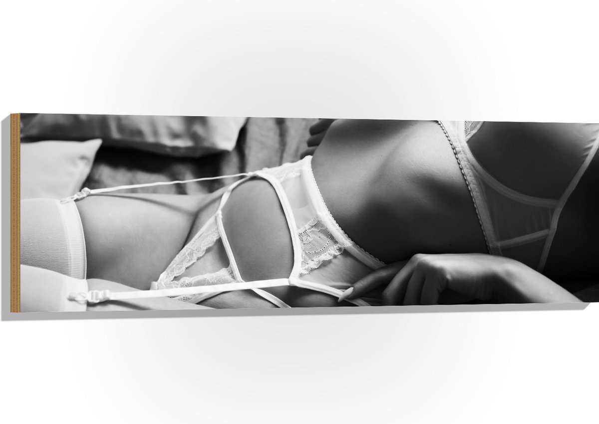 Hout - Vrouw in Kanten Lingerie op Bed (Zwart- wit) - 120x40 cm - 9 mm dik - Foto op Hout