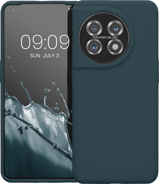 Donkerblauw telefoonhoesje met drievoudige camera, naast een smartphone met water splash achtergrond.