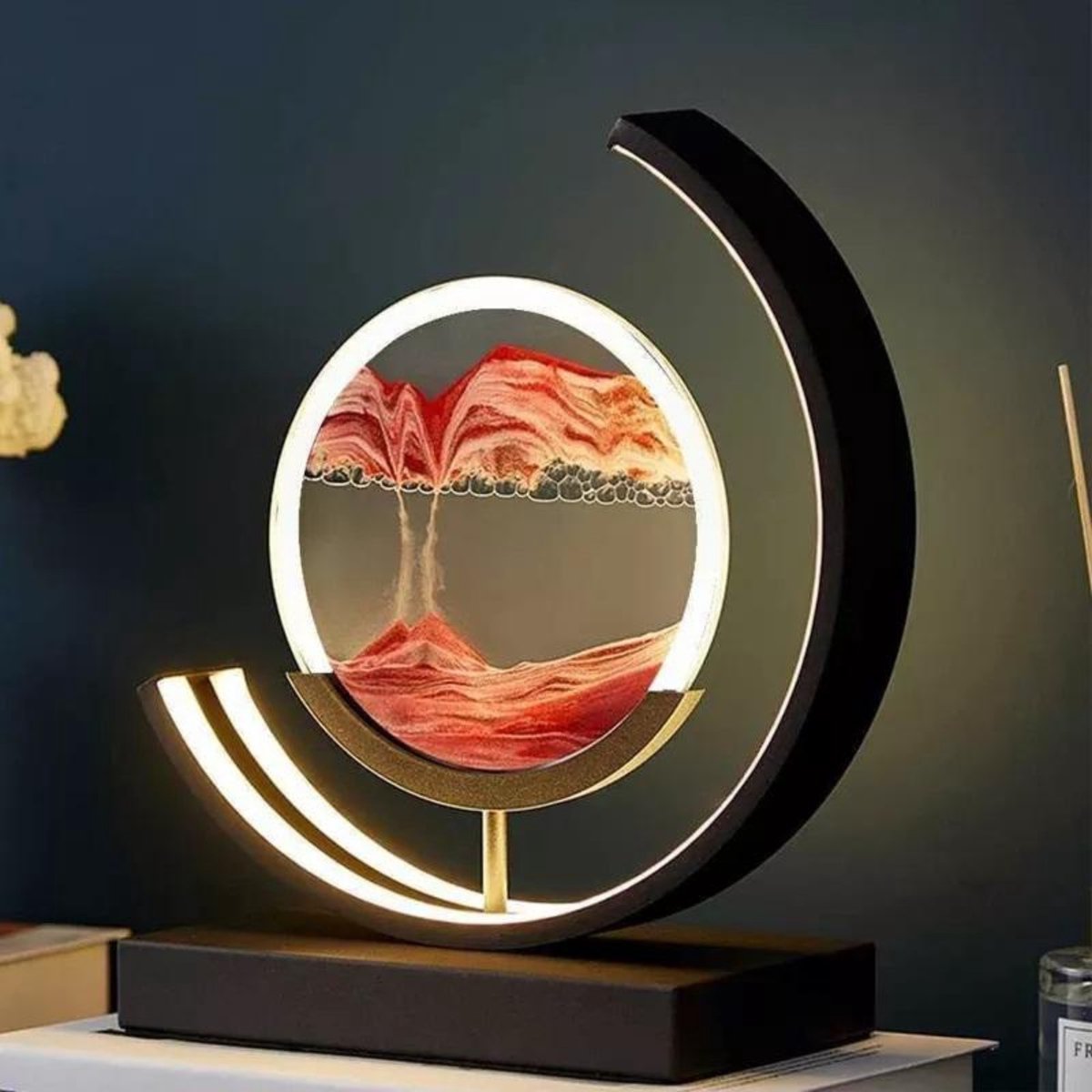 DreamGoods Bewegende Zandkunst Lamp - Met Afstandsbediening - 28cm - Zandkunst In Glas - Zandloper - Sand Art - Tafellamp Industrieel - Sfeerlamp - Decoratie Woonkamer - Nachtlamp Slaapkamer - Zwart - Rood