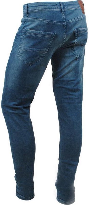 Achterkant blauwe jeans met een subtiele wassing en merklabel.