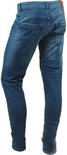 Achterkant blauwe jeans met een subtiele wassing en merklabel.
