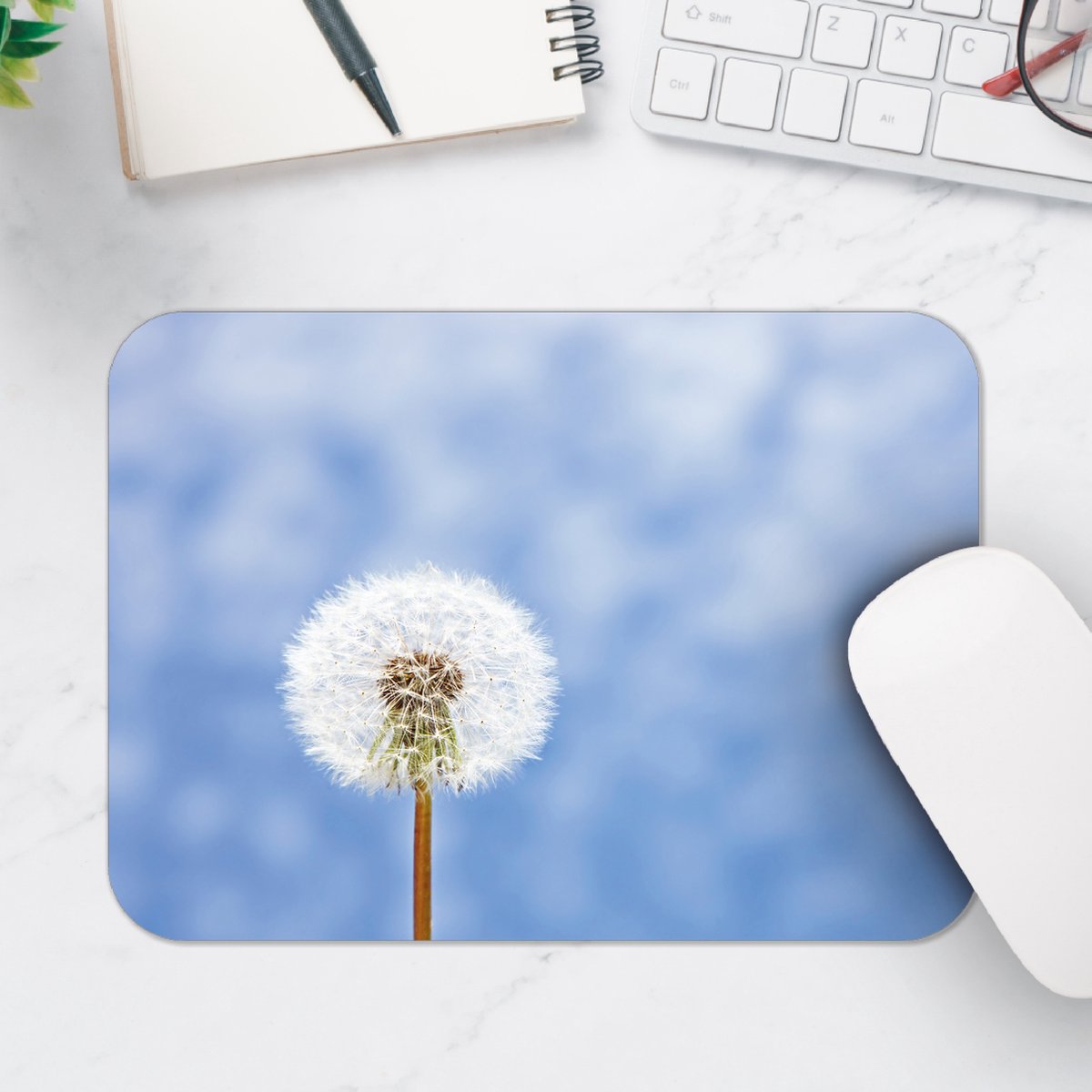 Muismat - Paardenbloem op Blauw met Witte Achtergrond - 25x18 cm - 2 mm Dik - Muismat van Vinyl