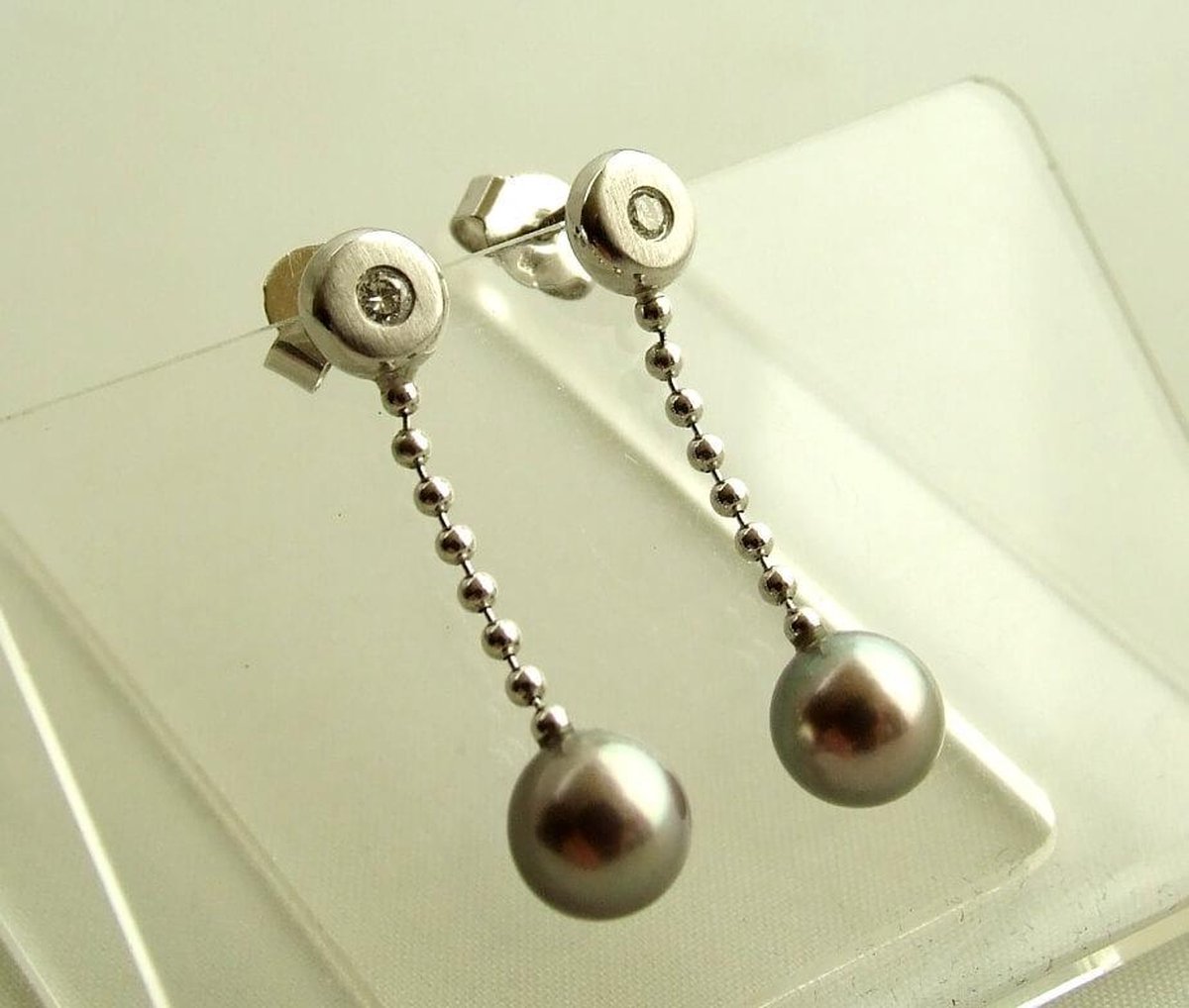 Wit gouden oorbellen met diamant en parel