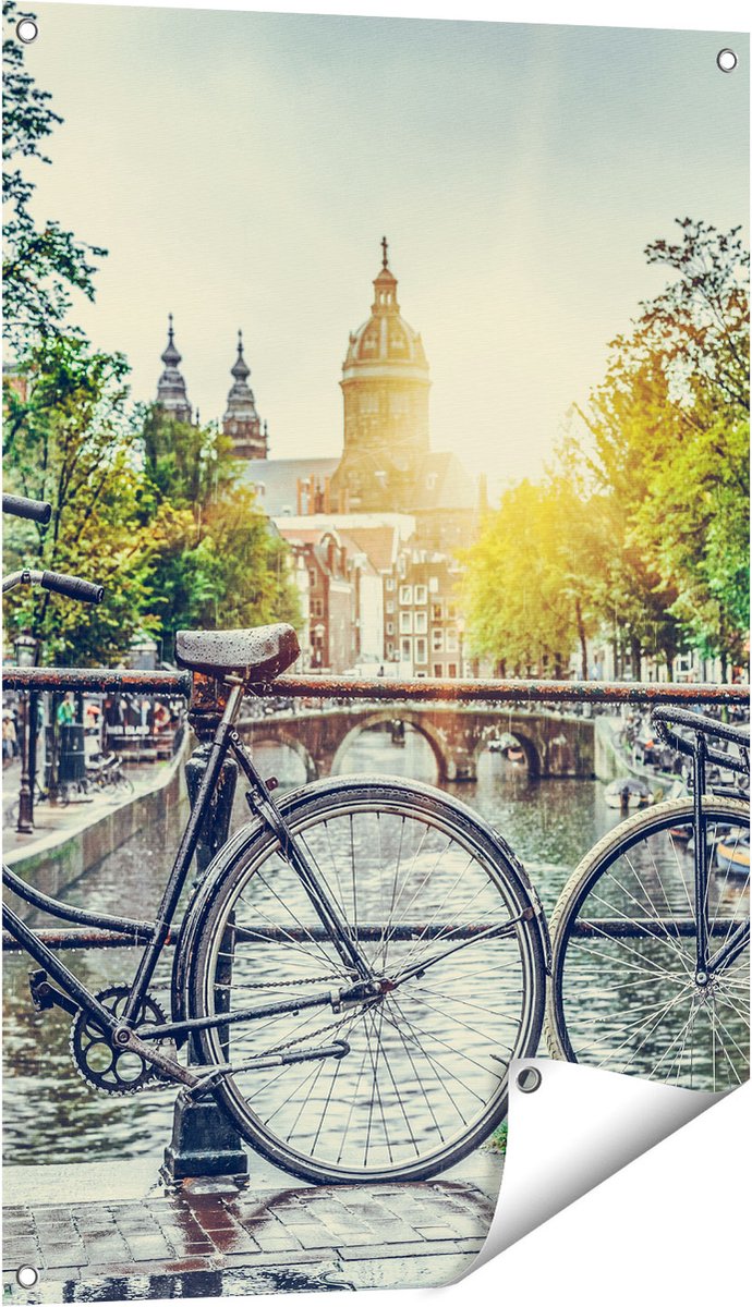 Gards Tuinposter Amsterdamse Brug bij een Gracht met Zonsondergang - 60x90 cm - Tuindoek - Tuindecoratie - Wanddecoratie buiten - Tuinschilderij Multikleur