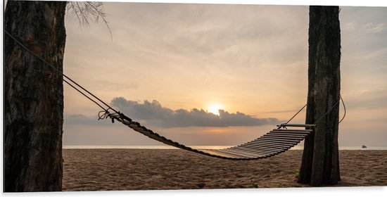 Dibond - Houten Hangmat tussen Hoge Bomen op het Strand bij Ondergaande Zon - 100x50 cm Foto op Aluminium (Wanddecoratie van metaal)