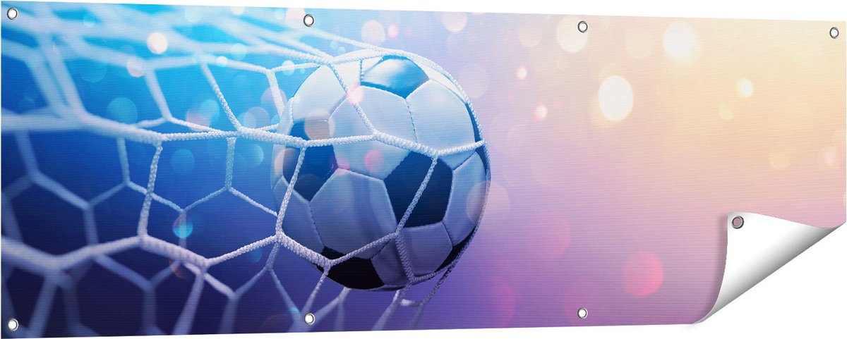 Gards Tuinposter Voetbal Bal Door het Goal Heen - 150x50 cm - Tuindoek - Tuindecoratie - Wanddecoratie buiten - Tuinschilderij Multikleur