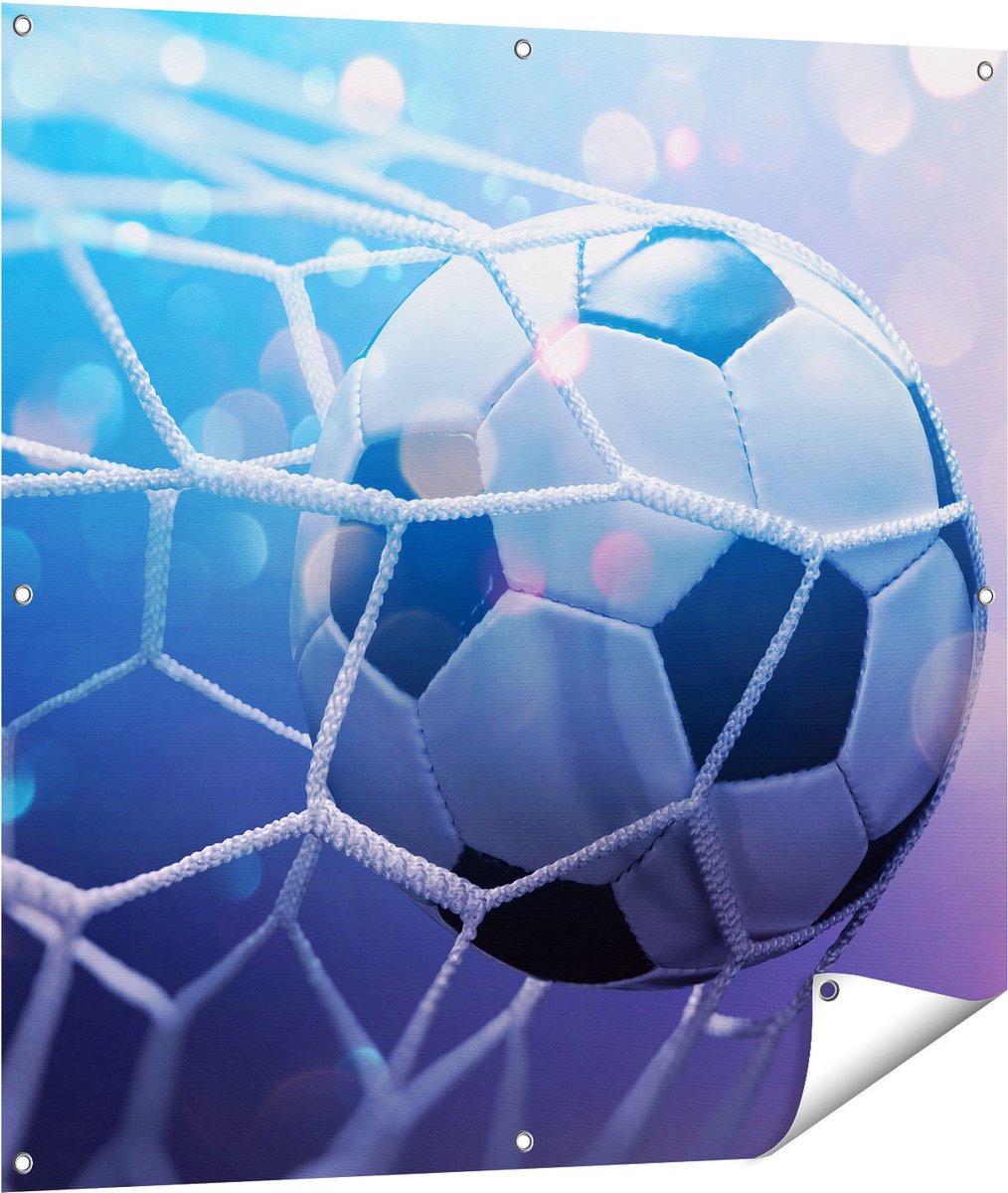 Gards Tuinposter Voetbal Bal Door het Goal Heen - 100x100 cm - Tuindoek - Tuindecoratie - Wanddecoratie buiten - Tuinschilderij Multikleur