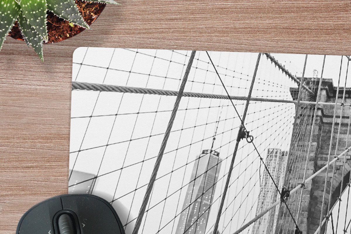 Muismat XXL 90x45 cm - Bureau onderlegger - Bureau mat Brooklyn Bridge - Brug - Architectuur - Gebouw - Bureaumat - Gaming mousepad xl - Bureaulegger groot - Computer deskmat