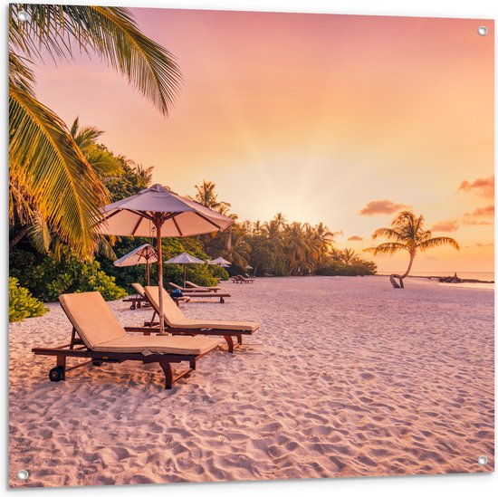 Tuinposter – Luxe Ligbedden op Wit Strand tijdens Feloranje Zonsondergang - 100x100 cm Foto op Tuinposter (wanddecoratie voor buiten en binnen)