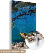 MuchoWow® Glasschilderij 80x120 cm - Schilderij acrylglas - Bootje in de Adriatische zee bij het Nationaal park Mljet - Foto op glas - Schilderijen