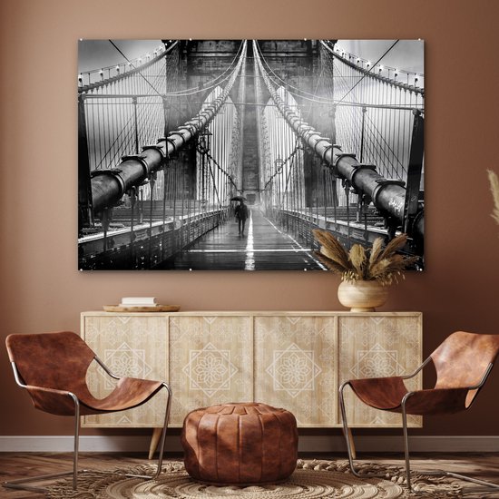 MuchoWow® Glasschilderij 150x100 cm - Schilderij acrylglas - Brooklyn brug tijdens de regen in zwart-wit - Foto op glas - Schilderijen