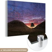 MuchoWow® Glasschilderij 90x60 cm - Schilderij acrylglas - De Sycamore Gap Tree bij de Muur van Hadrianus met een kleurrijke hemel - Foto op glas - Schilderijen