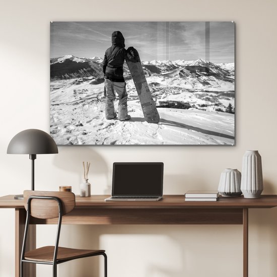 ® Glasschilderij 120x80 cm - Schilderij acrylglas - Een meisje met snowboard staat te kijken naar besneeuwde bergen - Foto op glas - Muurdecoratie woonkamer - Wanddecoratie slaapkamer - Schilderijen