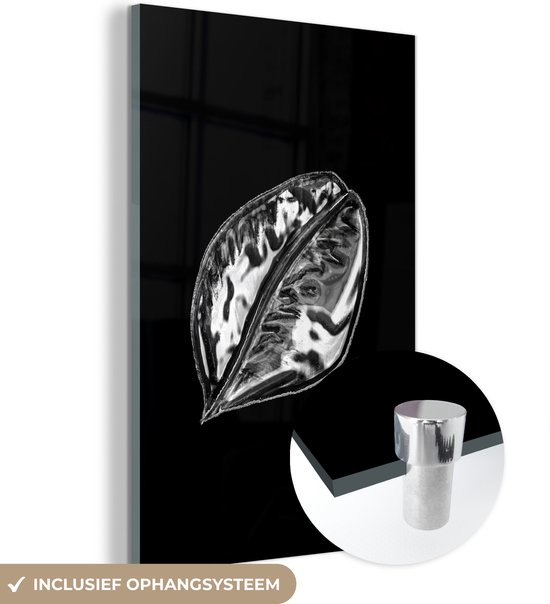 MuchoWow® Glasschilderij 40x60 cm - Schilderij acrylglas - Blad met dikke nerf op een zwarte achtergrond - zwart wit - Foto op glas - Schilderijen