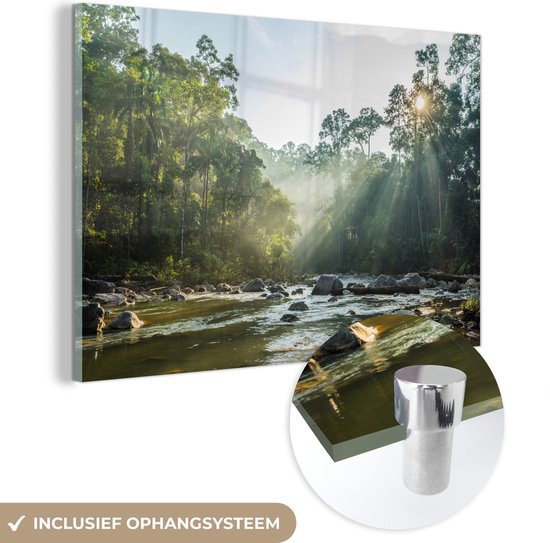 MuchoWow® Glasschilderij 150x100 cm - Schilderij acrylglas - Afbeelding van een rivier in een Maleisisch groen landschap - Foto op glas - Schilderijen