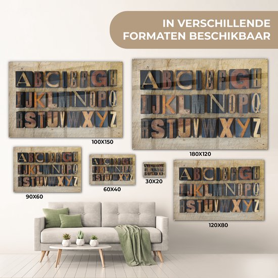 ® Glasschilderij 90x60 cm - Schilderij acrylglas - Close-up van het alfabet op een houten achtergrond - Foto op glas - Muurdecoratie woonkamer - Wanddecoratie slaapkamer - Schilderijen