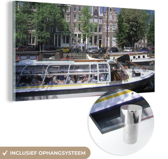 MuchoWow® Glasschilderij 40x20 cm - Schilderij acrylglas - Rondvaartboot in de Brouwersgracht in Amsterdam - Foto op glas - Schilderijen