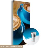 MuchoWow® Glasschilderij 20x40 cm - Schilderij acrylglas - Twee blauwe koppen koffie op een houten tafel - Foto op glas - Schilderijen
