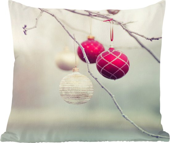 Sierkussens - Kussen - Een close-up van kleurrijke kerstballen tijdens een ijzige dag - 45x45 cm - Kussen van katoen
