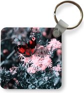Sleutelhanger - Uitdeelcadeautjes - Dagpauwoog vlinder op roze bloemen - Plastic