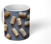 Mok - Enkele kurken op een grijze ondergrond - Mokken - 350 ML - Beker - Uitdeelcadeautjes