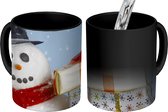 Magische Mok - Foto op Warmte Mokken - Koffiemok - Een sneeuwpop met kerstcadeautjes - Magic Mok - Beker - 350 ML - Theemok