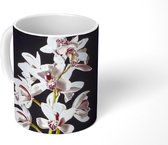 Mok - Een witte orchidee zwarte achtergrond - 350 ML - Beker