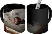 Magische Mok - Foto op Warmte Mokken - Koffiemok - Portret van een man en een olifant op een zwarte achtergrond - Magic Mok - Beker - 350 ML - Theemok