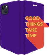 Apple iPhone 13 Telefoonhoesje - Portemonneehoesje  - Met pasjeshouder - Met Quote - Good Things - Paars