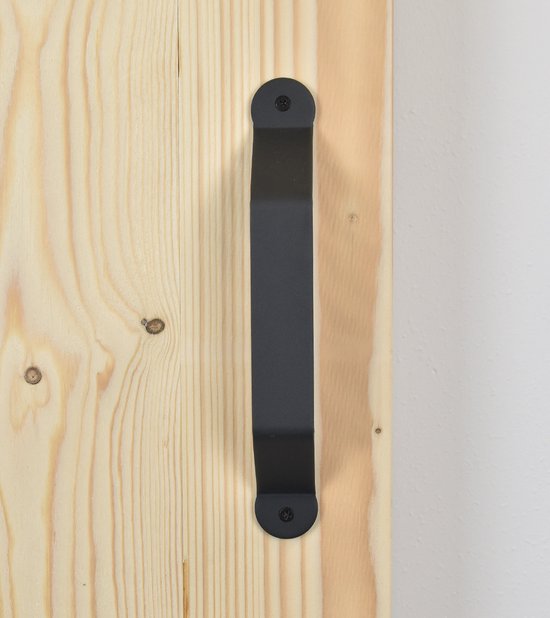 Zwarte schuifdeurgreep op een houten deur, met een recht, plat handvat.