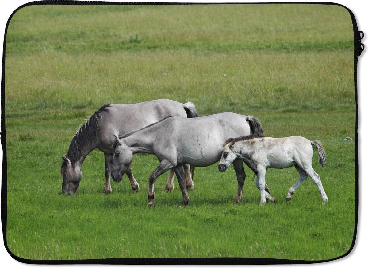 Laptophoes 14 inch 36x26 cm - Paarden - Macbook & Laptop sleeve Konikpaarden aan het grazen - Laptop hoes met foto