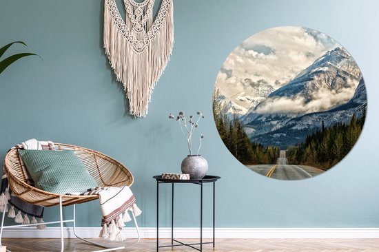 Une route mène vers une plaque en plastique de cercle de mur de haute montagne ⌀ 140 cm