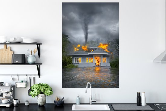 Muurstickers - Sticker Folie - Een huis staat in de brand met een tornado - 80x120 cm - Plakfolie - Muurstickers Kinderkamer - Zelfklevend Behang - Zelfklevend behangpapier - Stickerfolie