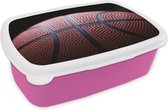 Boîte à lunch rose - Boîte à lunch - Boîte à pain - Un ballon de Basketbal sur fond noir - 18x12x6 cm - Enfants - Fille - Cadeau Sinterklaas - Cadeaux pour enfants - Chaussures cadeaux Sinterklaas