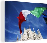 Canvas Schilderij De Italiaanse vlag wappert in Milaan - 80x60 cm - Wanddecoratie