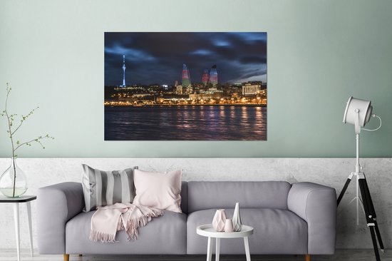 Nuages sombres sur la ville illuminée de Bakou en Azerbaïdjan Aluminium 120x80 cm - Tirage photo sur aluminium (décoration murale en métal)