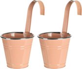 Set van 3x stuks bloempotten/plantenbakken zinken emmertjes met ophanghaak pastel oranje 14x13x24 cm - Balkon/schutting plantenpot