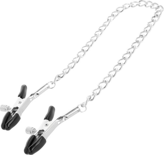 Metal nipple clamps met ketting en zwarte uiteinden, op een witte achtergrond.