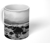 Mok - Het Nationaal park Nahuel Huapi in de mist in Zuid Amerika - zwart wit - 350 ML - Beker