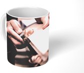 Mok - Close up van een schaaf techniek op een plank - 350 ML - Beker