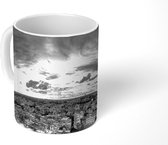 Mok - Kleurrijke wolken boven Calcutta in India - zwart wit - 350 ML - Beker