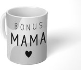 Mok - Koffiemok - Spreuken - Quotes Bonus mama - Moeder cadeautje - Moederdag - Mama - zwart wit - Mokken - 350 ML - Beker - Koffiemokken - Theemok - Mok met tekst
