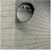 Miroir rond monté dans un coin d'un mur de briques dans un parking. Le miroir reflète les allées avec des voitures.