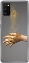 Geschikt voor Samsung Galaxy A41 hoesje - Vrouw met goud geverfde handen en een wolk van glitters - Siliconen Telefoonhoesje