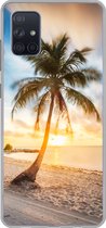 Geschikt voor Samsung Galaxy A71 hoesje - Zonsondergang - Strand - Palmboom - Siliconen Telefoonhoesje