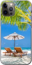 Geschikt voor iPhone 13 Pro hoesje - Palmboom - Strandstoel - Parasol - Siliconen Telefoonhoesje