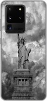 Geschikt voor Samsung Galaxy S20 Ultra hoesje - Vrijheidsbeeld in New York op een bewolkte dag in zwart-wit - Siliconen Telefoonhoesje